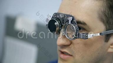 眼科医生正在检查一个人的视力